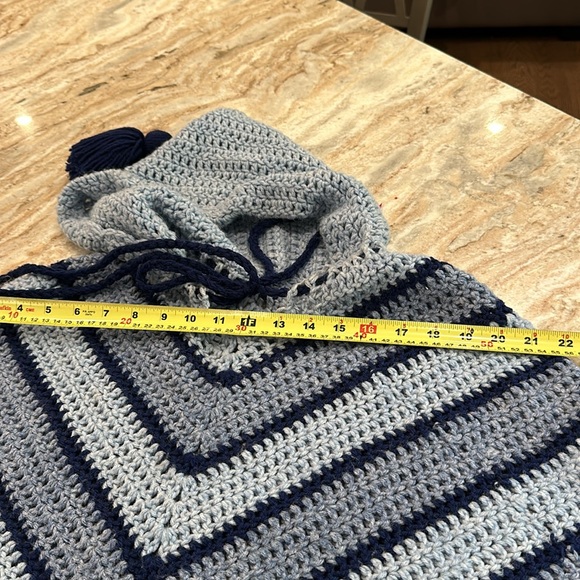 70's Crochet Poncho - Picture 4 of 9